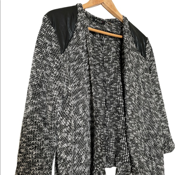 🛼 Fashionable Knitt and faux leather black and white cardigan. - Picture 2 of 8